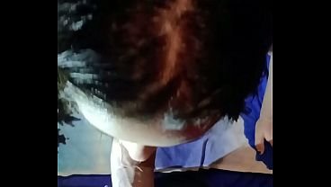 Cuando mi esposa no esta es mi hijastra quien me da las mamadas antes de ir a la cama!!