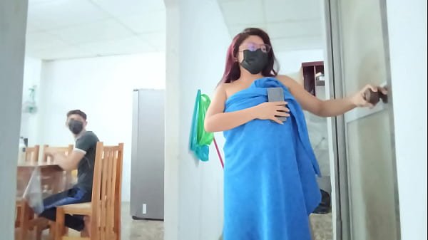 mi hermanastra madurase pasea con la toalla mientras yo estoy con el celular, luego entra al baño y la observo para masturbar mi gran pene