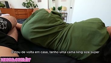 Compartilhando a cama com a meia-irmã safada
