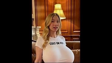 CHANELLE, jeune Asiatique à grosse poitrine, naïve amateur, Premier casting porno le vieux producteur et son associé en profite. Le vieux se vide les couilles dans sa bouche!!! [IA]